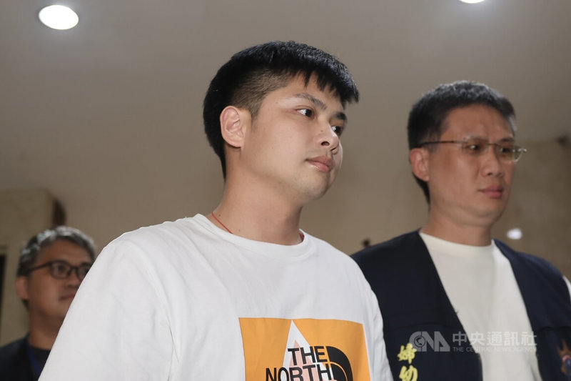 演員江祖平指遭性侵,台北地檢署15日指揮台北市政府警察局婦幼警察隊、松山分局,搜索三立電視資深副總經理龔美富的兒子龔益霆(前)住處等2地,並約談龔益霆說明,下午移送北檢複訊。中央社記者王飛華攝 114年9月15日