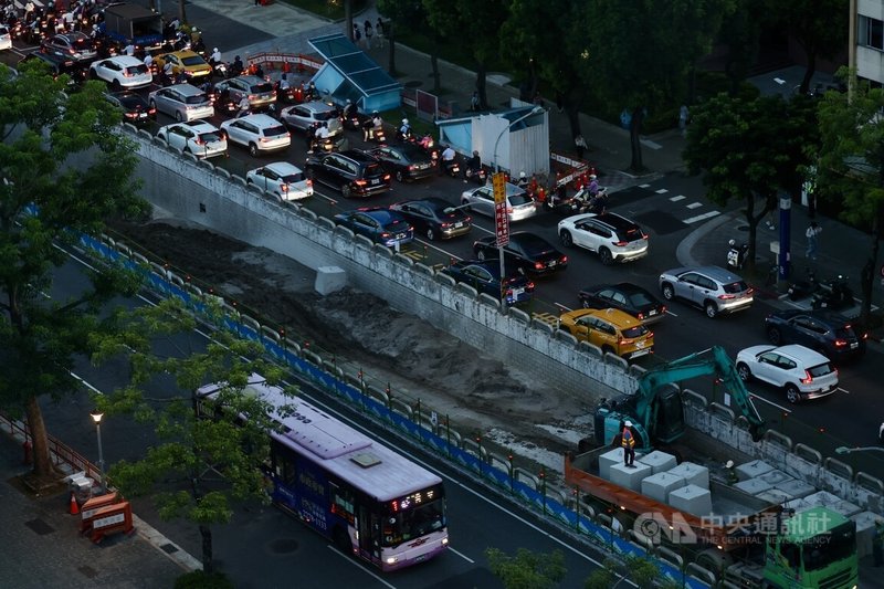 為降低交通事故,台北市公館圓環將拆除並先填平地下道。圖為15日下班尖峰時刻車流,來往羅斯福路的公車在專用地下道封填後,與汽機車皆行駛平面車道,停等紅綠燈。中央社記者張皓安攝 114年9月15日
