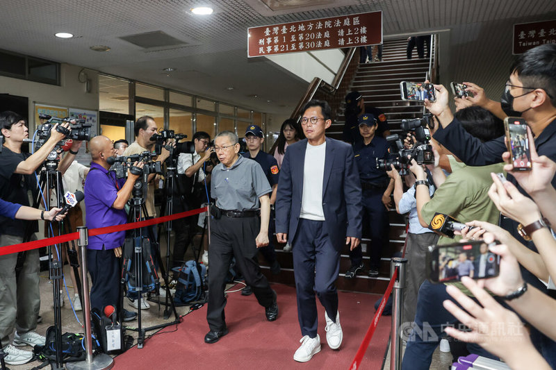京華城案被告柯文哲聲請具保停押獲台北地方法院裁准,台北地檢署提抗告,台灣高等法院撤銷原裁定發回更裁。北院15日重開羈押庭,晚間再度裁定柯文哲交保,且維持原交保金額。圖為前台北市長柯文哲(中左)由民眾黨主席黃國昌(中右)等人陪同離開法院,未回應媒體提問。中央社記者裴禛攝 114年9月15日