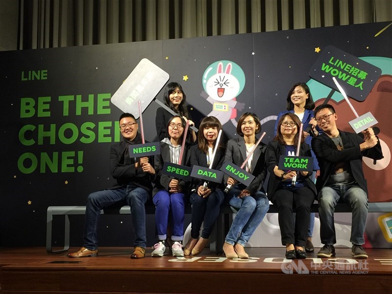 LINE FRESH計畫目的為透過企業資源支持年輕世代關注公共議題,提出創新的解決方案,早期以實習與專案合作形式展開,近年轉為校園競賽。圖為2017年LINE宣布啟動LINE FRESH暑期實習計畫。(中央社檔案照片)