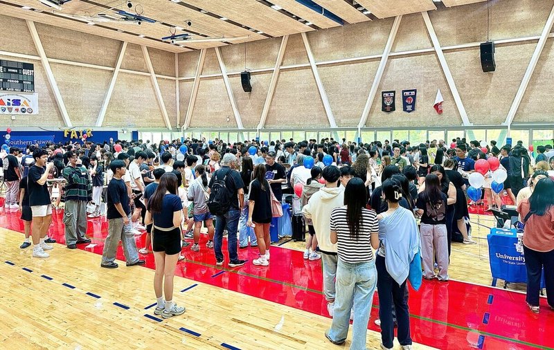 高雄美國學校15日舉辦「南部台灣大學博覽會」，校方表示，參展學校陣容堅強，包括多倫多大學、波士頓學院等來自全球知名的大學齊聚，吸引大批學生到場參與。（高雄市教育局提供）中央社記者蔡孟妤傳真　114年9月15日
