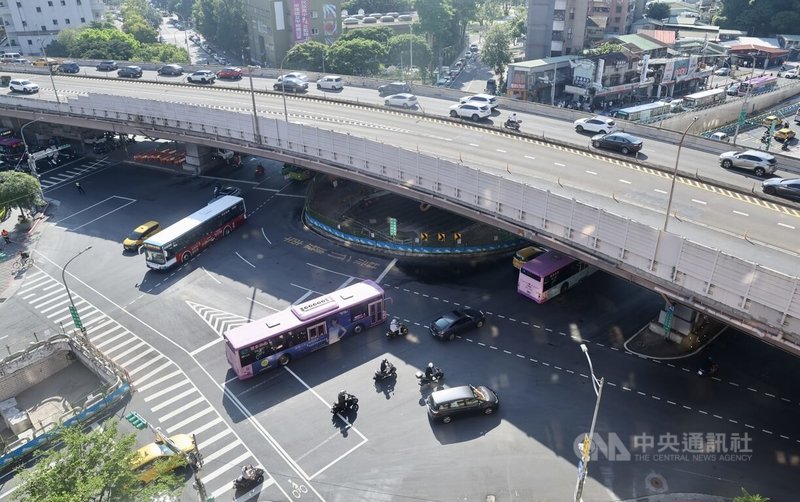 台北市公館圓環拆除及地下道填平工程15日迎來第一個上班日,上午上班尖峰時間,號誌有監控,車流大致順暢。圖為上午8時30分左右路況。中央社記者張皓安攝 114年9月15日