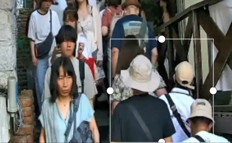 新北市警局瑞芳分局日前在九份老街鎖定3名外籍男子（圖白框）試圖行竊，專案小組派出誘餌，其中1名男子懷疑行蹤敗露，打暗號準備逃逸，警方立即上前逮捕，詢後依竊盜罪嫌移送基隆地檢署偵辦。（讀者提供）中央社記者王朝鈺傳真　114年9月15日