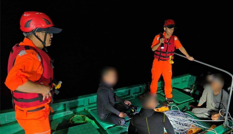 海洋委員會海巡署東南沙分署指出,東沙指揮部14日晚間偵獲中國「粵台漁11689」漁船違法越界進入東沙島東方30浬處限制水域,立即調派艦艇查緝,查扣漁船小舟並驅離漁船。(海巡署東南沙分署提供)中央社記者張已亷傳真 114年9月15日