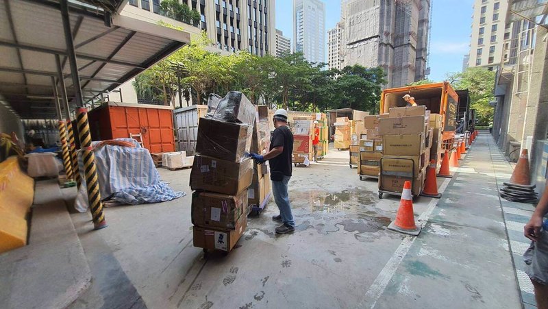 台中新光三越百貨啟動廠商分層進貨作業,預計25日完成。對於有市議員15日在質詢時關心復業後公安問題,市府說明,公共安全是第一考量。(台中市政府提供)中央社記者郝雪卿傳真 114年9月15日