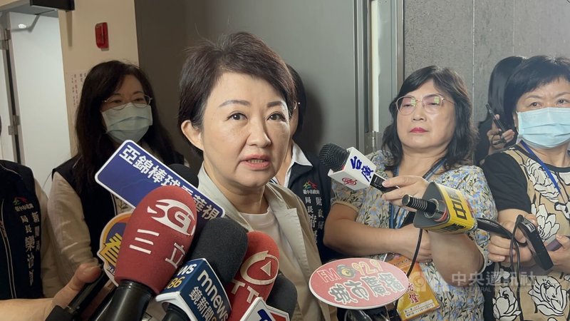 行政院13日邀縣市長交流財政收支劃分法議題,台中市長盧秀燕(前)15日受訪表示,以為行政院要還給地方政府被砍的預算,卻只是當縣市長面抨擊立法院,讓大家好像有白跑一趟情形,真的很可惜。中央社記者郝雪卿攝 114年9月15日