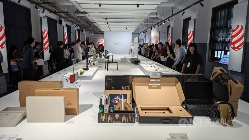 「紅點設計獎巡迴特展:『台灣當代設計』」16日起將在台灣設計館登場,共計展出實體46件、數位131件作品,並以3展區呼應紅點設計獎3大核心競賽,包含產品設計、品牌與傳播設計、設計概念等。中央社記者王寶兒攝 114年9月15日