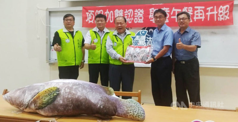 澎湖縣長陳光復（左3）15日到澎湖馬公市文澳國民小學致贈「澎湖優鮮」龍膽石斑魚排1162公斤，由校長洪宏賢（右2）代表接受，將分送全縣每所國中小當營養午餐食材。中央社  114年9月15日