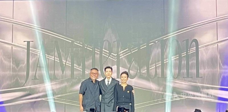 歌手蕭敬騰(中)15日加盟索尼音樂,成為新公司首名由中、港、台簽下的藝人。左為索尼音樂大中華區CEO陳國威,右為蕭敬騰經紀公司喜鵲娛樂創辦人林有慧。中央社實習記者李育靜攝 114年9月15日