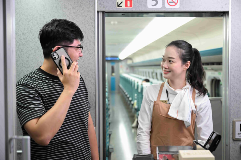 為落實寧靜車廂,台灣高速鐵路股份有限公司宣導即日起旅客用手機須轉靜音,看影片、聽音樂等須戴耳機;有通話需求時移步到車廂玄關處,在車廂內交談時輕聲細語。(台灣高鐵提供)中央社記者余曉涵傳真 114年9月15日
