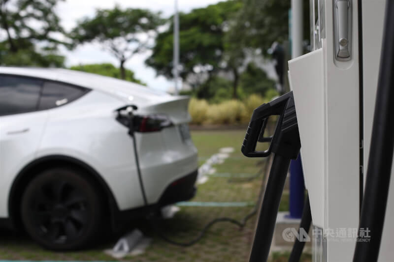 圖為桃園市龜山區一處電動車充電站。(中央社檔案照片)