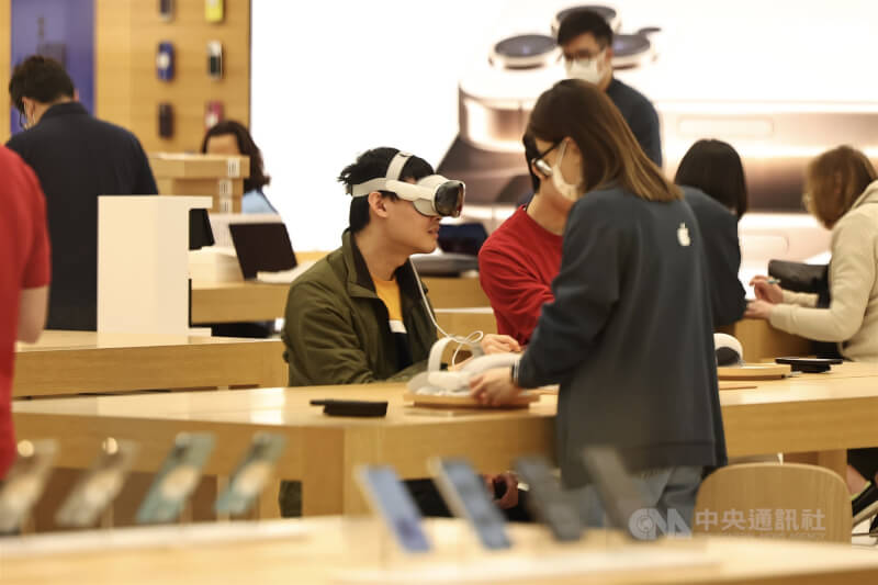圖為民眾在台北市信義區一家專賣店試用科技商品。(中央社檔案照片)