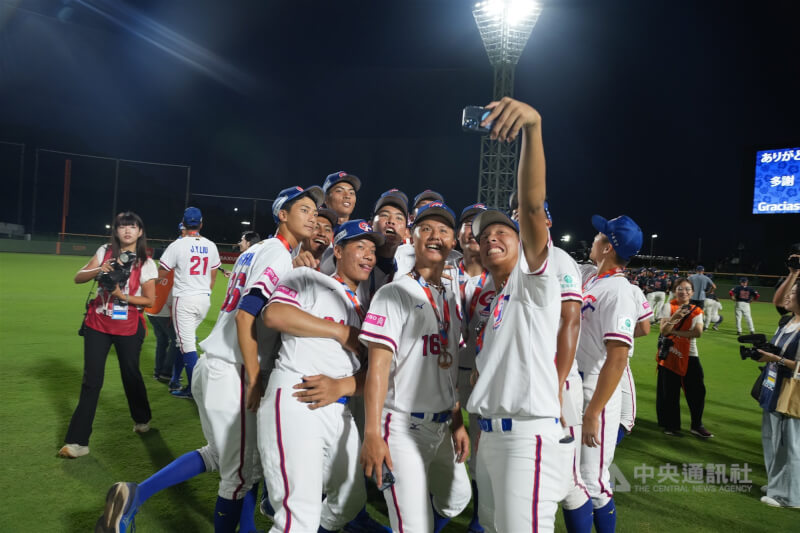 U18世界盃棒球賽14日圓滿落幕,台灣擊敗韓國、抱回季軍,頒獎典禮後,選手們在球場外野草皮開心自拍。中央社記者徐肇昌沖繩攝 114年9月14日