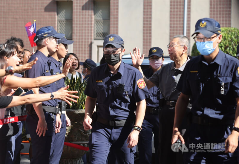 京華城案被告柯文哲、應曉薇聲請具保停押,獲台北地方法院裁准,但台北地檢署提起抗告,台灣高等法院12日撤銷原裁定發回更裁。北院訂於15日上午10時重開羈押庭,圖為前台北市長柯文哲(右2)抵達法院時,向支持者揮手致意。中央社記者王飛華攝 114年9月15日