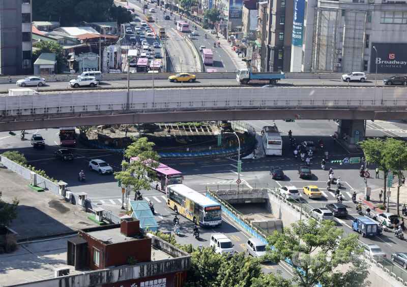 台北市公館圓環拆除作業15日迎來第一個上班日,來往羅斯福路的公車在封填公車地下道後,與汽機車都走平面車道,車流還算順暢。中央社記者張皓安攝 114年9月15日