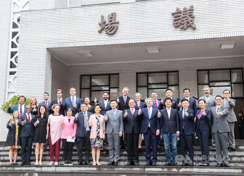 美國聯邦眾議院外委會主席麥考爾(Michael McCaul)(前排右5)2023年4月7日率跨黨派議員訪團拜會立法院,與時任立法院長游錫堃(前排右6)在議場前階梯合影留念。(中央社檔案照片)