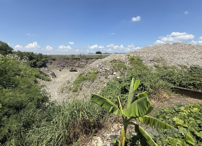 高雄市美濃區農地遭不法盜採土石及回填廢棄物。(中央社檔案照片)
