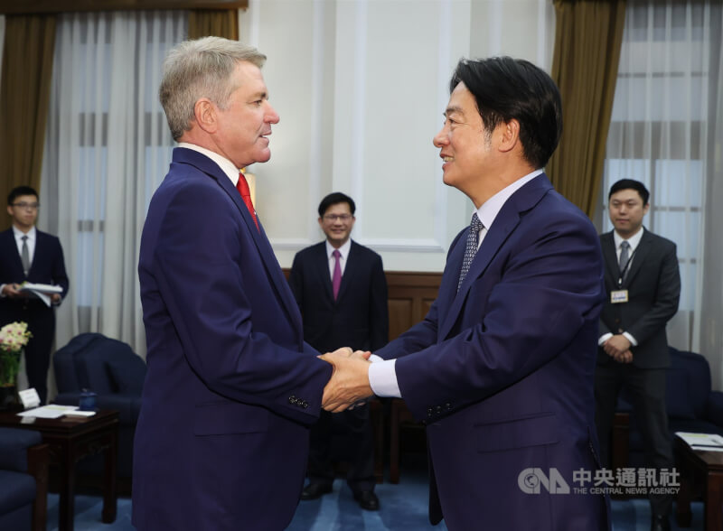 總統賴清德(前右)去年5月27日在總統府接見美國聯邦眾議院外交委員會主席麥考爾(前左)。中央社記者鄭傑文攝 113年5月27日