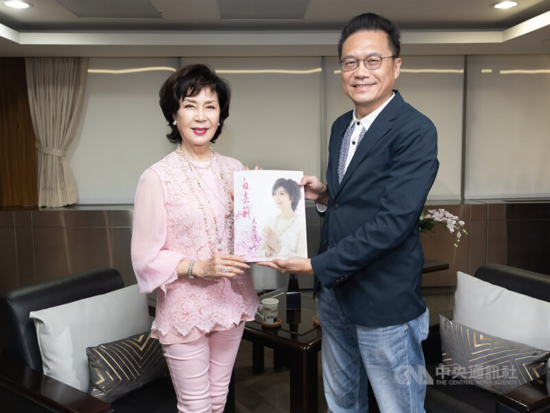 擁有「最美麗主持人」美譽的白嘉莉(左)與主持人邱祖胤(右)分享她的人生故事,以及10月將在新光三越高雄左營店舉辦「白嘉莉美麗傳奇」藝術展。中央社記者謝佳璋攝 114年8月26日