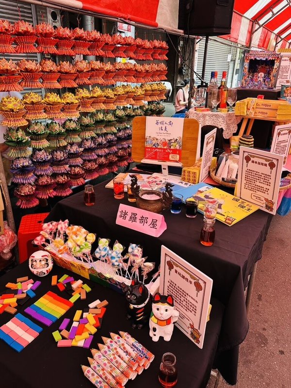 民雄大士爺文化祭盛大登場,嘉義縣多元性別社區健康服務中心打破以「好兄弟」泛指孤魂野鬼的傳統,首創「彩虹普渡」,其中團隊與志工耗時半月手摺的彩虹紙蓮花,更被長輩盛讚「比外面賣的好看」。(諸羅部屋提供)中央社記者曾以寧傳真 114年9月15日