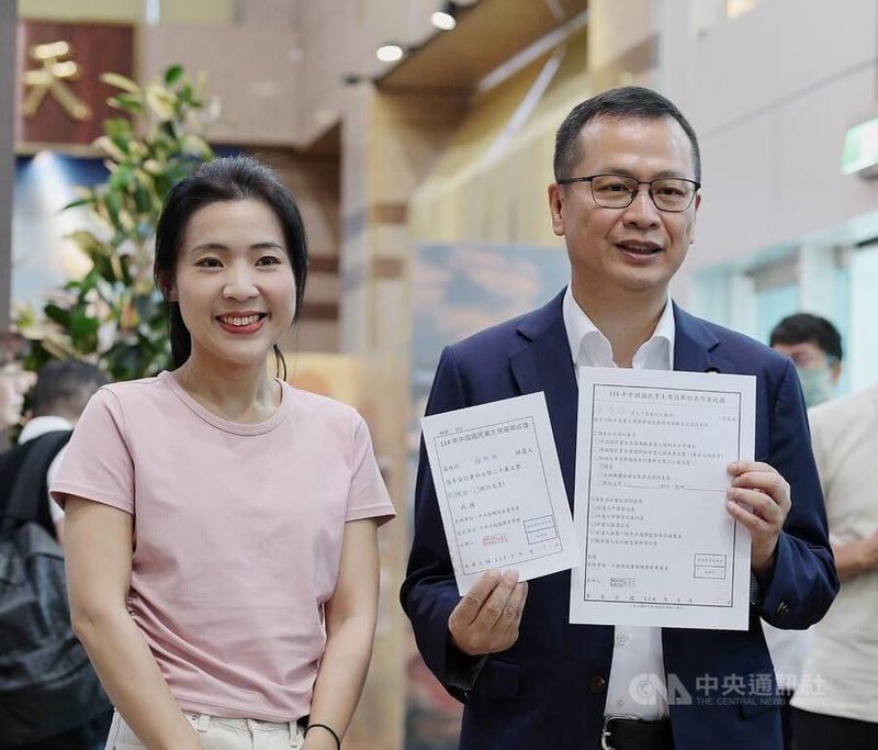 國民黨15日上午開始辦理黨主席領表作業,國民黨立委羅智強(右)在黨籍立委徐巧芯(左)的陪伴下辦理領表作業。中央社記者郭日曉攝 114年9月15日