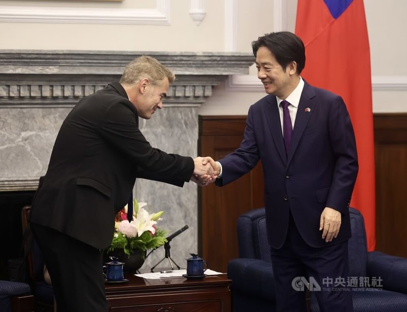 總統賴清德(右)16日下午接見以色列國會友台小組主席杜伯斯基(Boaz Toporovsky)(左)所率訪團,歡迎眾人來訪。中央社記者張皓安攝 114年9月16日