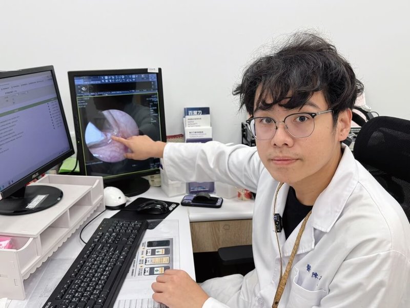 高雄秀傳紀念醫院耳鼻喉科醫師陳志昊（圖）運用「內視鏡導引聲帶注射手術」治癒病患沙啞狀況，他指出，透過內視鏡使用細針精準注射類固醇進入聲帶病灶，緩解局部發炎症狀，治療過程約15分鐘。（高雄秀傳醫院提供）中央社記者林巧璉傳真　114年9月16日