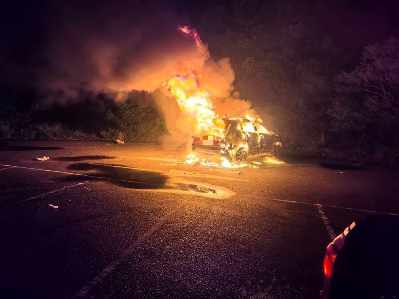 台南市安平區漁光島停車場16日凌晨發生1輛自小客車起火燃燒，駕駛47歲鄭姓男子輕傷送醫，原因待查。（台南市消防局提供）中央社記者張榮祥台南傳真　114年9月16日