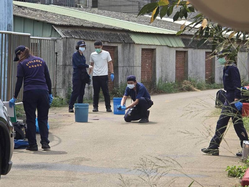 1名約20多歲女子16日上午被發現陳屍台中市沙鹿區忠貞路1處民宅旁空地，身體多處刀傷，警方到現場採證。（民眾提供）中央社記者趙麗妍傳真　114年9月16日