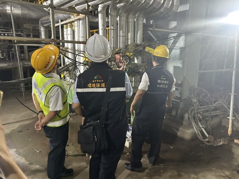 高雄興達發電廠日前火警引關注。台電公司證實,台中試運轉機組暫停進行需使用天然氣的試運轉測試作業。台中市環保局長陳宏益(右)16日下午於議事結束後,赴中火視察暫停試車的燃氣機組。(台中市政府提供)中央社記者趙麗妍傳真 114年9月16日
