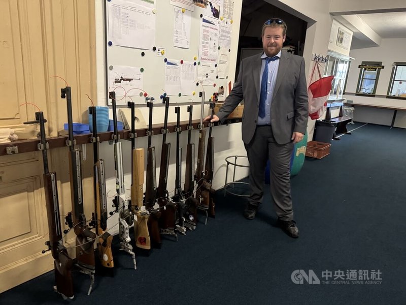 蘇黎世射擊協會會長李本斯表示,射擊需要極高專注力,鍛鍊心智,對孩子是有正面影響的傳統運動。中央社記者郭芳君蘇黎世攝 114年9月16日