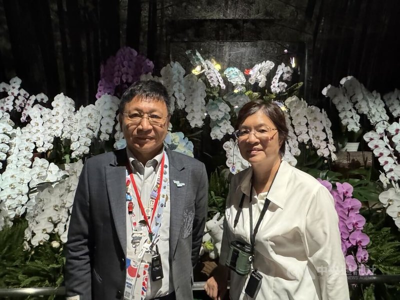 彰化縣長王惠美14日率團訪大阪世博TECH WORLD館,看到台灣蘭花透過奈米技術的處理,把各國的國旗或想呈現的花樣印製在花瓣上,大讚台灣科技島的用心努力。中央社記者楊明珠大阪攝 114年9月16日