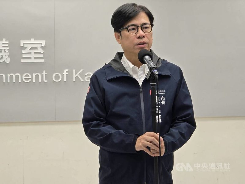 高雄美濃近日遭不法盜採土石及回填廢棄物,高雄市長陳其邁16日在市政會議前接受媒體聯訪表示,會強力打擊犯罪,不管背景、顏色一律查辦到底。中央社記者蔡孟妤攝 114年9月16日