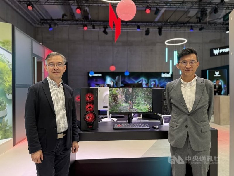 電腦品牌廠宏碁固定運算事業資深處長賀光鵬(左)受訪表示,宏碁日前發表內建輝達(NVIDIA)GB10超級晶片的人工智慧(AI)迷你工作站,尚未上市就獲得多國客戶詢問。右為宏碁顯示器產品管理資深經理王志銘。中央社記者吳家豪攝 114年9月16日