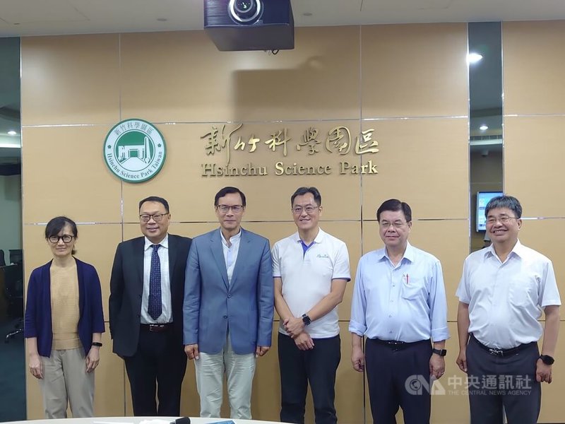 竹科管理局16日召開記者會，局長胡世民（左3）表示，竹科上半年營業額成長2位數，觀察進出口資料，下半年展望依然樂觀。中央社記者張建中攝　114年9月16日