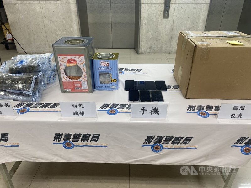 刑事局16日舉行破案記者會，指日前接獲通報泰國空運來台的餅乾盒包裹內藏毒品大麻花，市價約值新台幣300萬元，遭財政部關務署台北關攔查發現並通報刑事局偵辦，循線查獲越南籍移工31歲武男和三條通37歲吳男送辦。中央社記者黃麗芸攝　114年9月16日