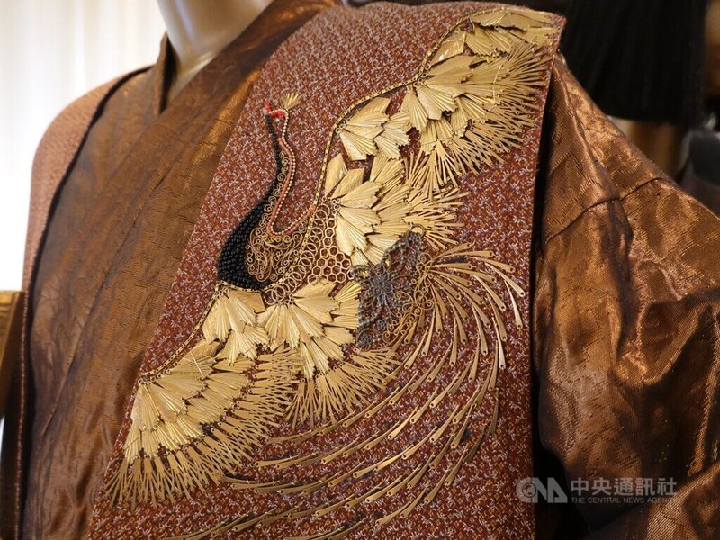 和服設計師紫藤尚世設計的和服上有華麗的鶴圖騰,具有長壽、吉祥等意義。中央社記者楊明珠東京攝 114年9月16日