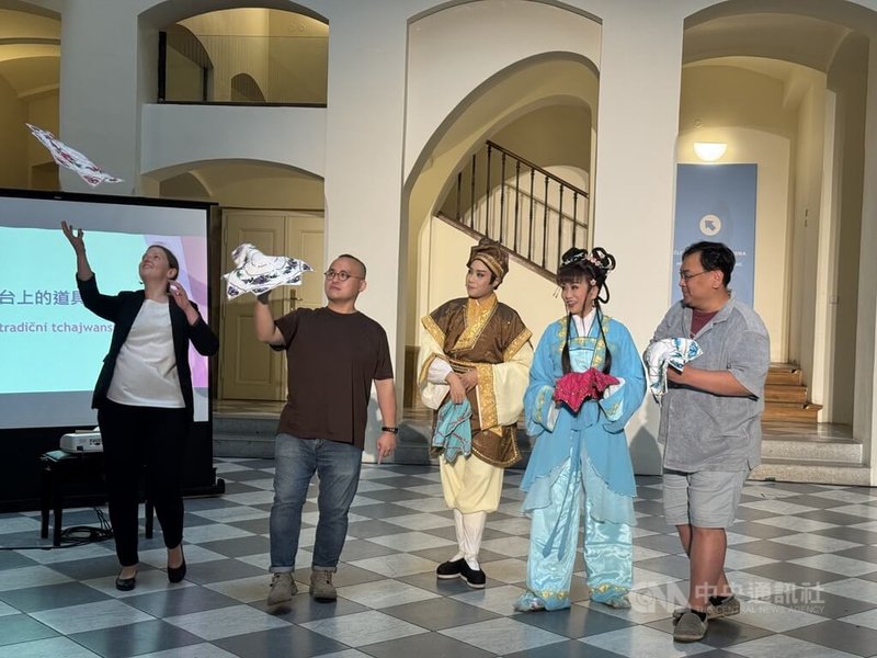 台灣國樂團11日在捷克舉辦「歌仔戲工作坊」,將藝術轉化為交流平台,讓台捷觀眾進一步理解台灣民俗文化。中央社記者劉郁葶布拉格攝 114年9月16日