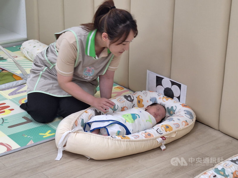 全家16日宣布開辦「全家托嬰中心」,提供0至2歲嬰幼兒收托服務,將於22日起收托,以全家員工子女和孫子女優先。中央社記者何秀玲攝 114年9月16日