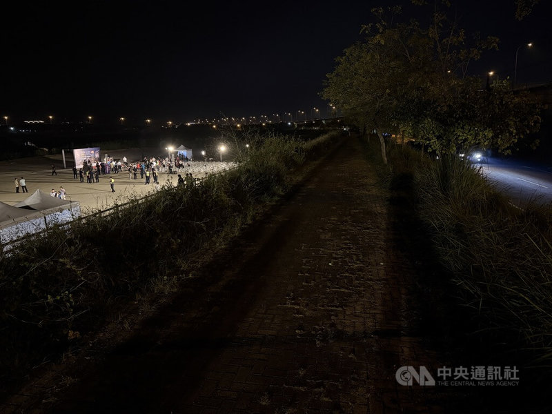 南投縣政府16日晚間在南投市貓羅溪畔試放3分鐘的國慶焰火,除貴賓區水舞廣場燈光充足,其餘空間仍相對昏暗,還有堤防造成高低落差,後續尚需研議如何兼顧照明與不干擾焰火呈現。中央社記者蕭博陽南投縣攝 114年9月16日