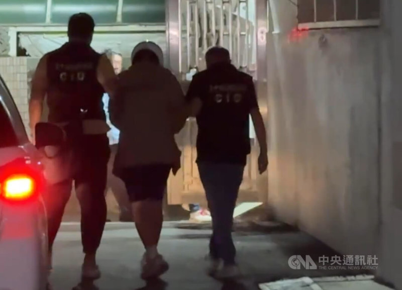 台中市顏姓女大生16日被發現陳屍沙鹿區櫻花隧道旁空地,涉有重嫌的17歲前男友(中)逃逸6小時後在彰化落網,由清水警分局員警帶回釐清案情。中央社記者趙麗妍攝 114年9月16日