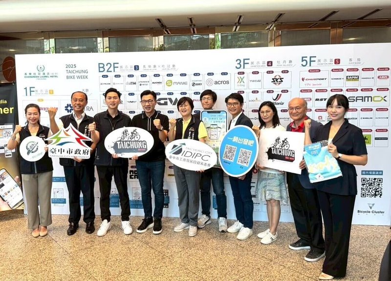 「2025台中自行車週」16日起登場，展出期間結合觀光產業與低碳永續，推廣城市單車旅行APP，立法院副院長江啟臣（左4）出席開幕式。（台中市政府提供）中央社記者郝雪卿傳真  114年9月16日