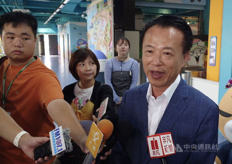 占地超過2000坪的親子旅遊新景點「好想兔海洋探險島」16日在嘉義縣開幕,嘉義縣翁章梁(右)表示,嘉義在地親子旅遊環境持續提升,歡迎家長帶著孩子「來嘉放電」,也歡迎更多業者到嘉義籌設親子旅遊據點。中央社記者蔡智明攝 114年9月16日