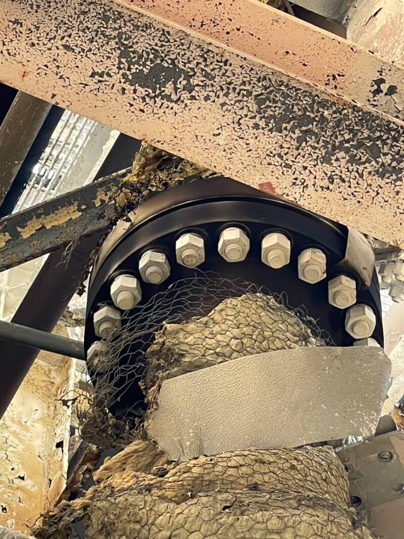 高雄興達發電廠9日晚間火警，疑是天然氣外洩導致爆炸。台電10日表示，天然氣洩漏點初判為新2-2號氣渦輪機天然氣加熱器下游管線法蘭（圖），從火警後現場狀況看來，是兩個管線中間銜接的墊片位置發生外洩。（台電提供）