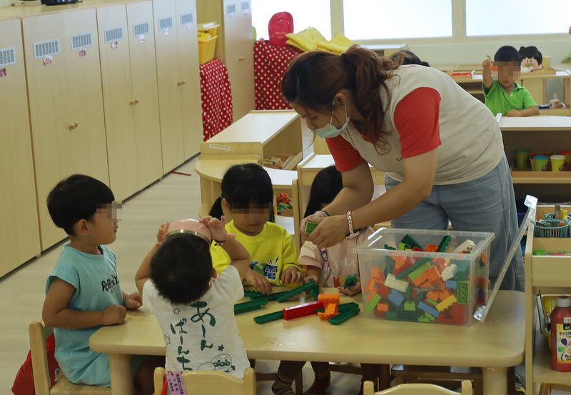 專為2歲至3歲的幼兒設計的宜蘭縣羅東鎮立幼兒園幼幼專班園舍已於7月完工，為1層樓建物，占地逾1300坪，有8間教室，16日正式開班上課，共招收6班96個名額已額滿。（羅東鎮公所提供）中央社記者王朝鈺傳真  114年9月16日