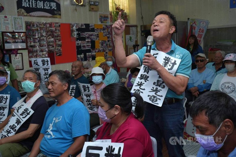 寶興能源股份有限公司欲在屏東縣枋寮鄉建置太陽光電系統，16日辦理施工說明會，約30名在地居民出席，多數高舉「反對寶興光電」標語。中央社記者黃郁菁攝 114年9月16日