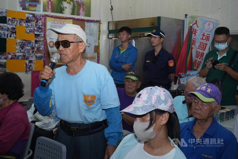 支持設置光電系統的屏東縣枋寮鄉林姓老農表示,農作收入不穩,務農者高齡化,許多已無力耕種將地出租,自己也因此選擇種電。中央社記者黃郁菁攝 114年9月16日