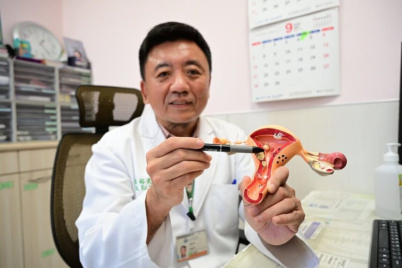 亞洲大學附屬醫院婦癌科主任葛裕民(圖)提醒,子宮內膜癌死亡率高,女性一旦停經進入更年期,若仍有出血量過多、天數超長等情形,一定要提高警覺,務必儘速就醫。(亞大醫院提供)中央社記者趙麗妍傳真 114年9月16日