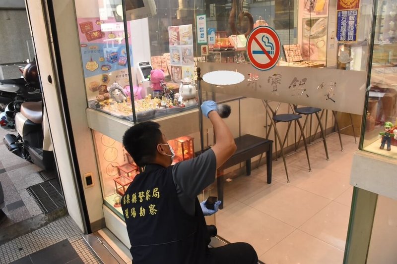 苗栗縣竹南鎮15日傍晚發生銀樓搶案,嫌犯佯稱要買金飾,趁著店家不注意,搶走價值約新台幣70餘萬元金飾。警方於案發後6小時逮獲4嫌,其中2人未成年,將4人分別移送苗栗地檢署及苗栗地方法院偵辦。(警方提供)中央社記者管瑞平傳真 114年9月16日