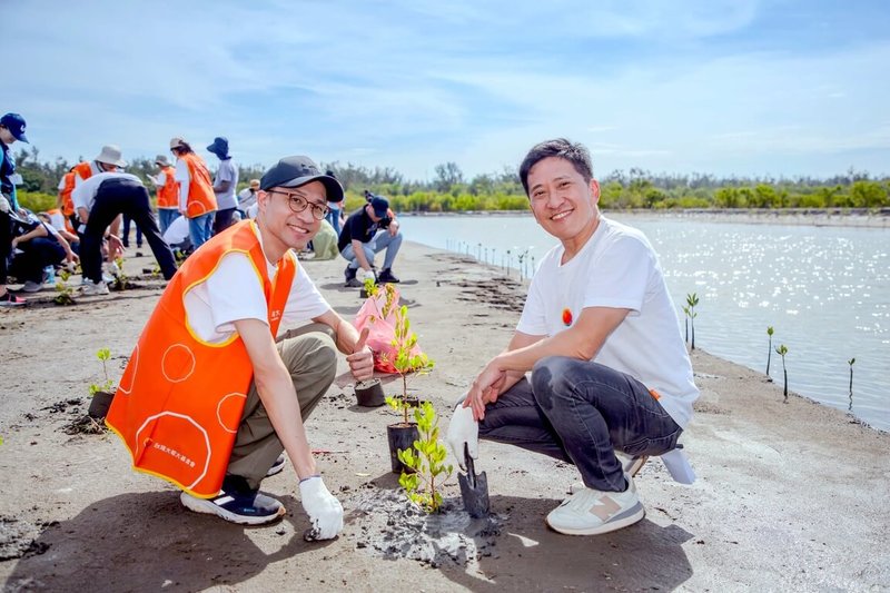 台灣大財務長張家麒（右）表示，永續不是口號，而是企業與供應鏈共同實踐的具體行動，會持續搭建平台，攜手共創綠色未來。（台灣大提供）中央社記者江明晏傳真　114年9月16日